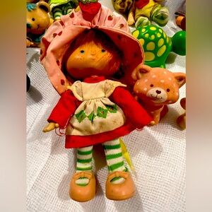 19 Vintage Strawberry Shortcake dolls with pets. Just needs to be cleaned up.